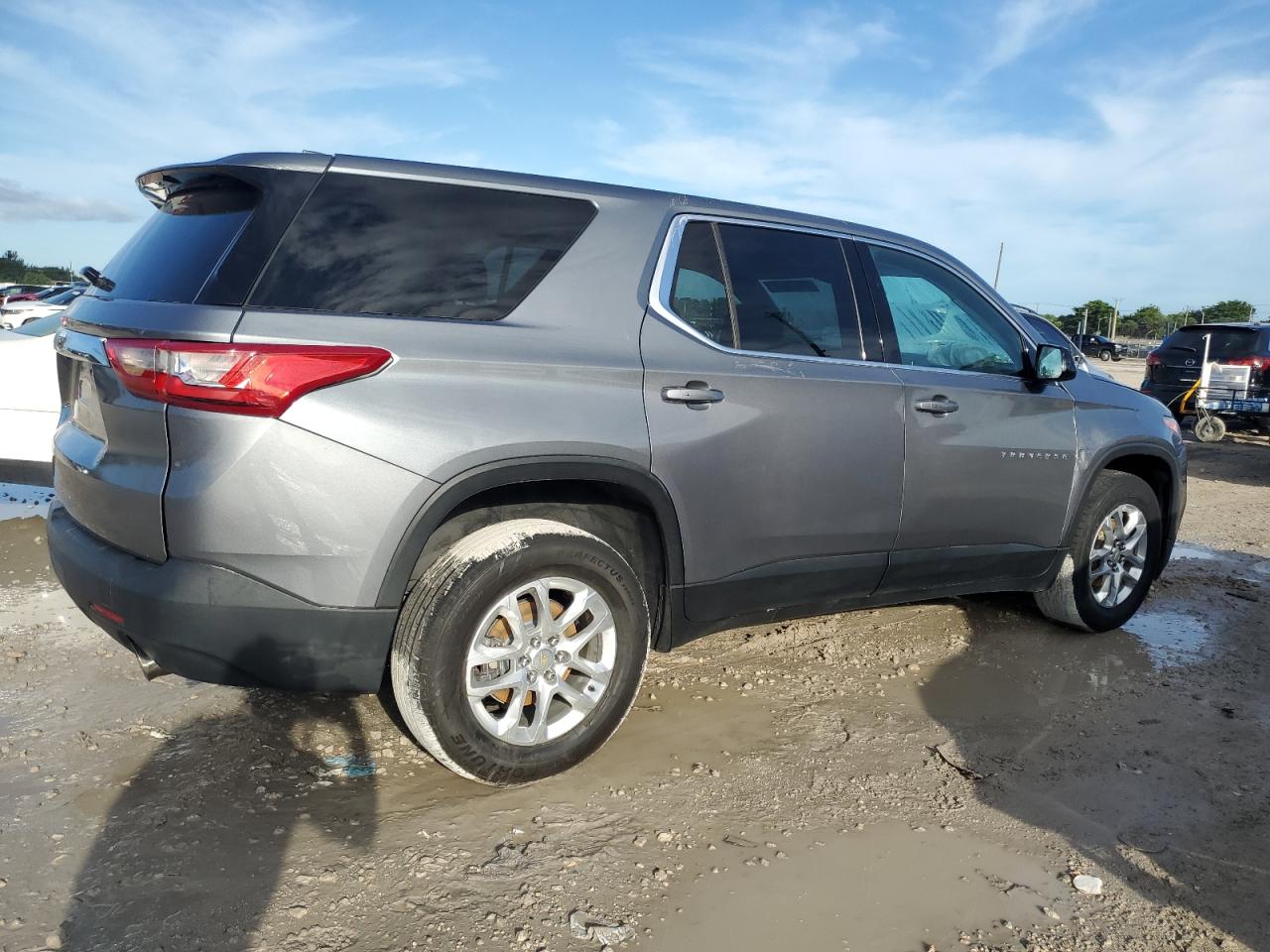 Obraz 3 z 2019 CHEVROLET TRAVERSE LS 2019 z VIN 1GNERFKW3KJ131847