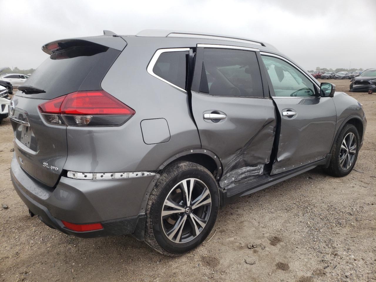 Image 3 of 2017 NISSAN ROGUE SV 2017 with VIN 5N1AT2MV8HC871246