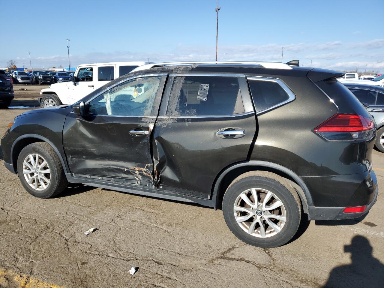 Obraz 2 z 2017 NISSAN ROGUE S 2017 z VIN KNMAT2MV8HP575320