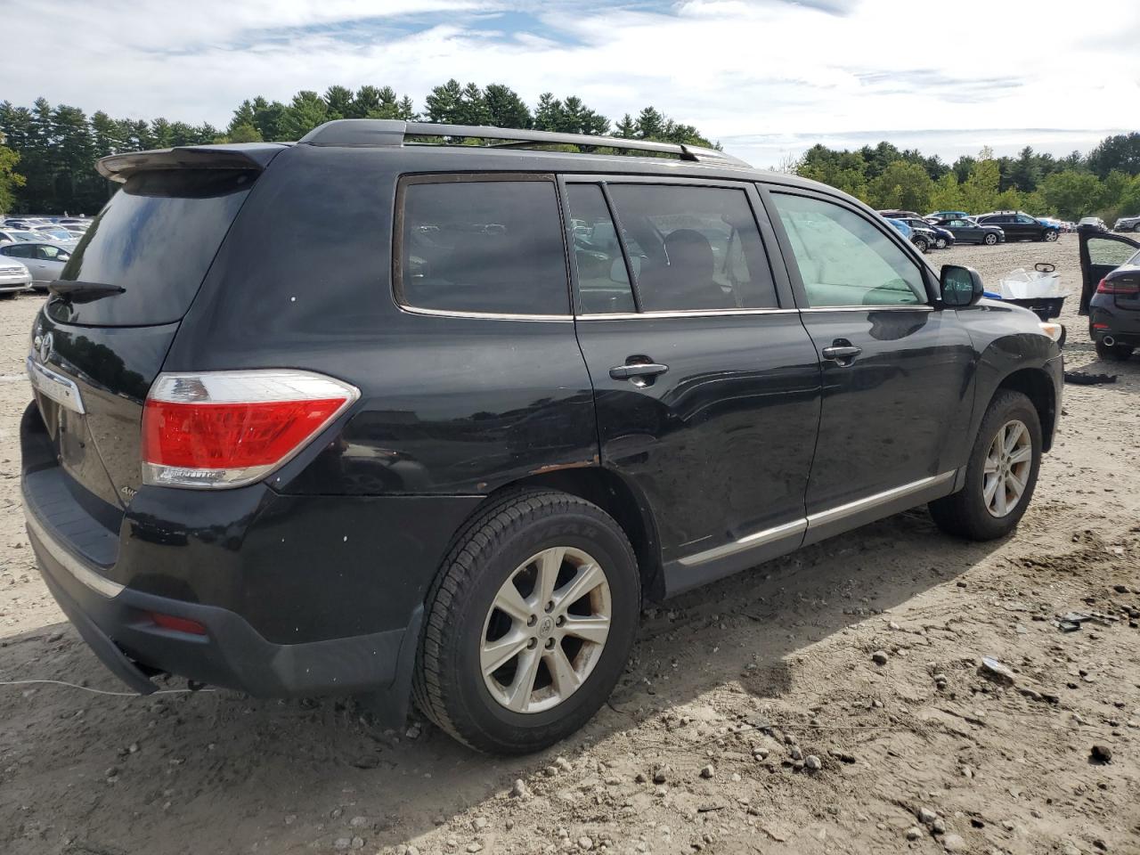 Image 3 of 2013 TOYOTA HIGHLANDER BASE 2013 with VIN 5TDBK3EH9DS247538