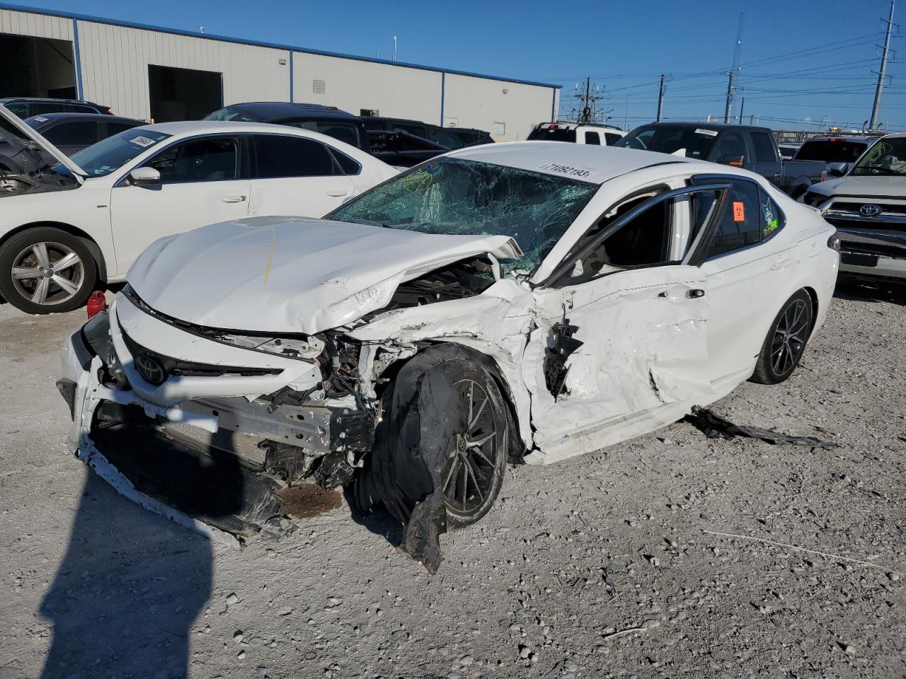 Obraz 1 z 2022 TOYOTA CAMRY SE 2022 z VIN 4T1G11AK4NU669188