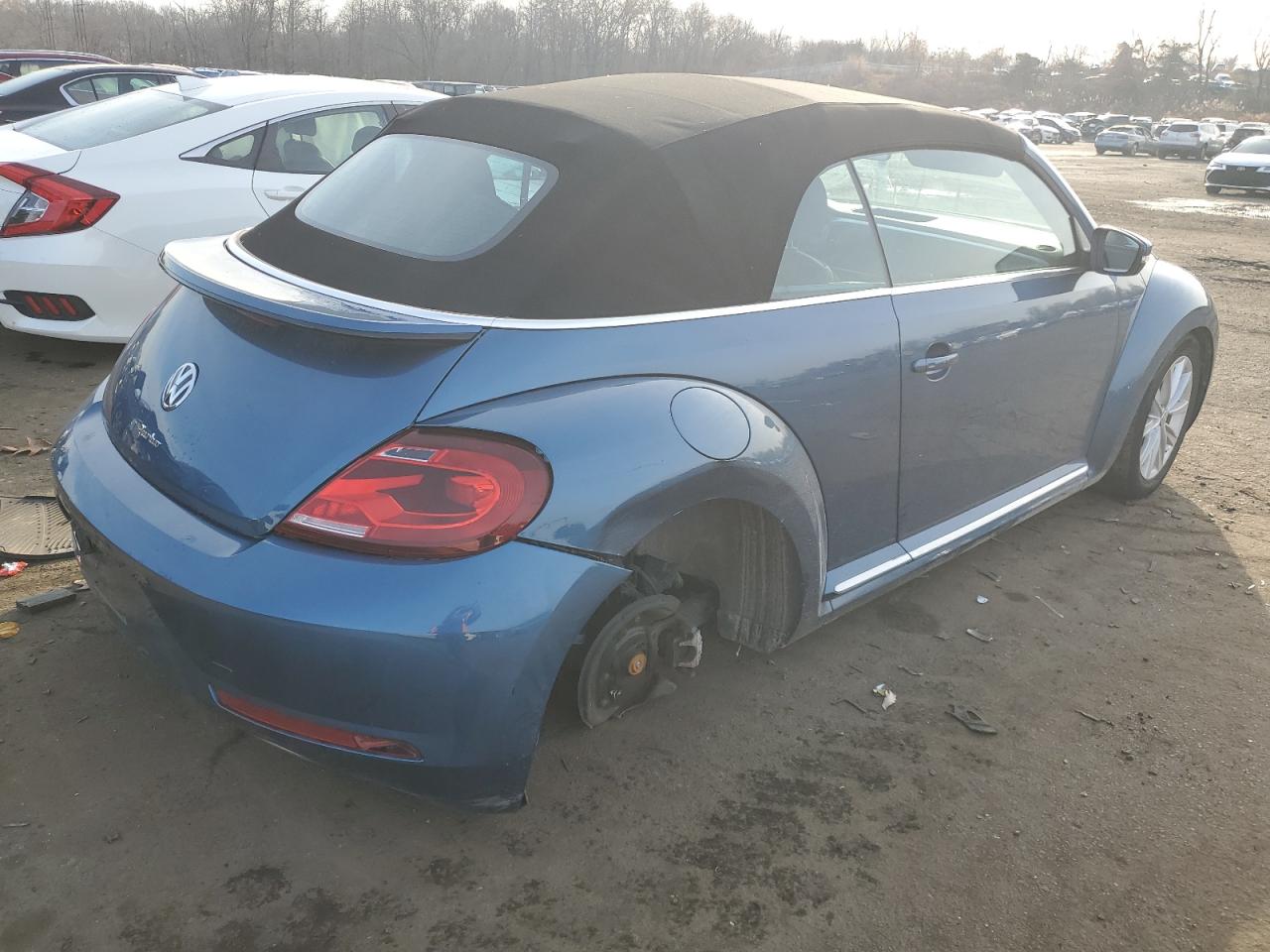 Изображение 3 2018 VOLKSWAGEN BEETLE S 2018 с VIN 3VW5DAAT8JM517325