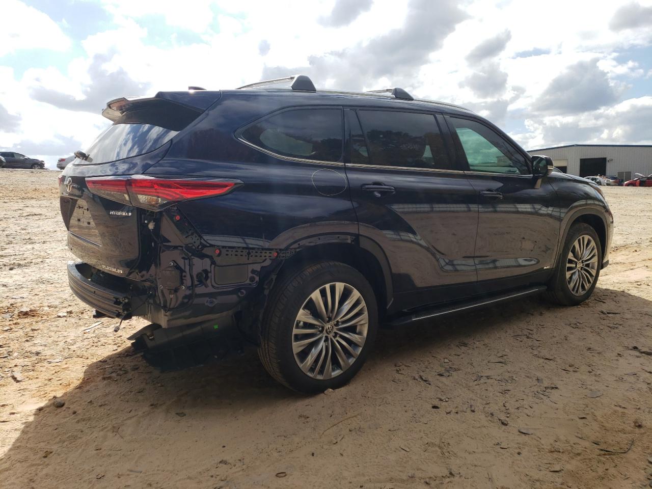 Obraz 3 z 2022 TOYOTA HIGHLANDER HYBRID PLATINUM 2022 z VIN 5TDEBRCH0NS093810