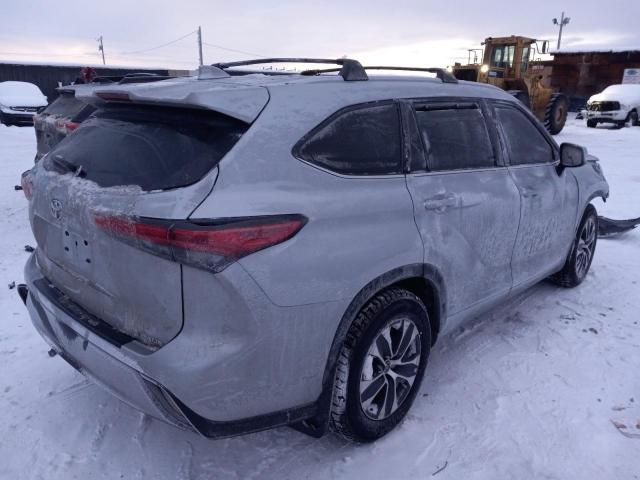 Image 3 of 2022 TOYOTA HIGHLANDER XLE 2022 with VIN 5TDHZRBHXNS581222