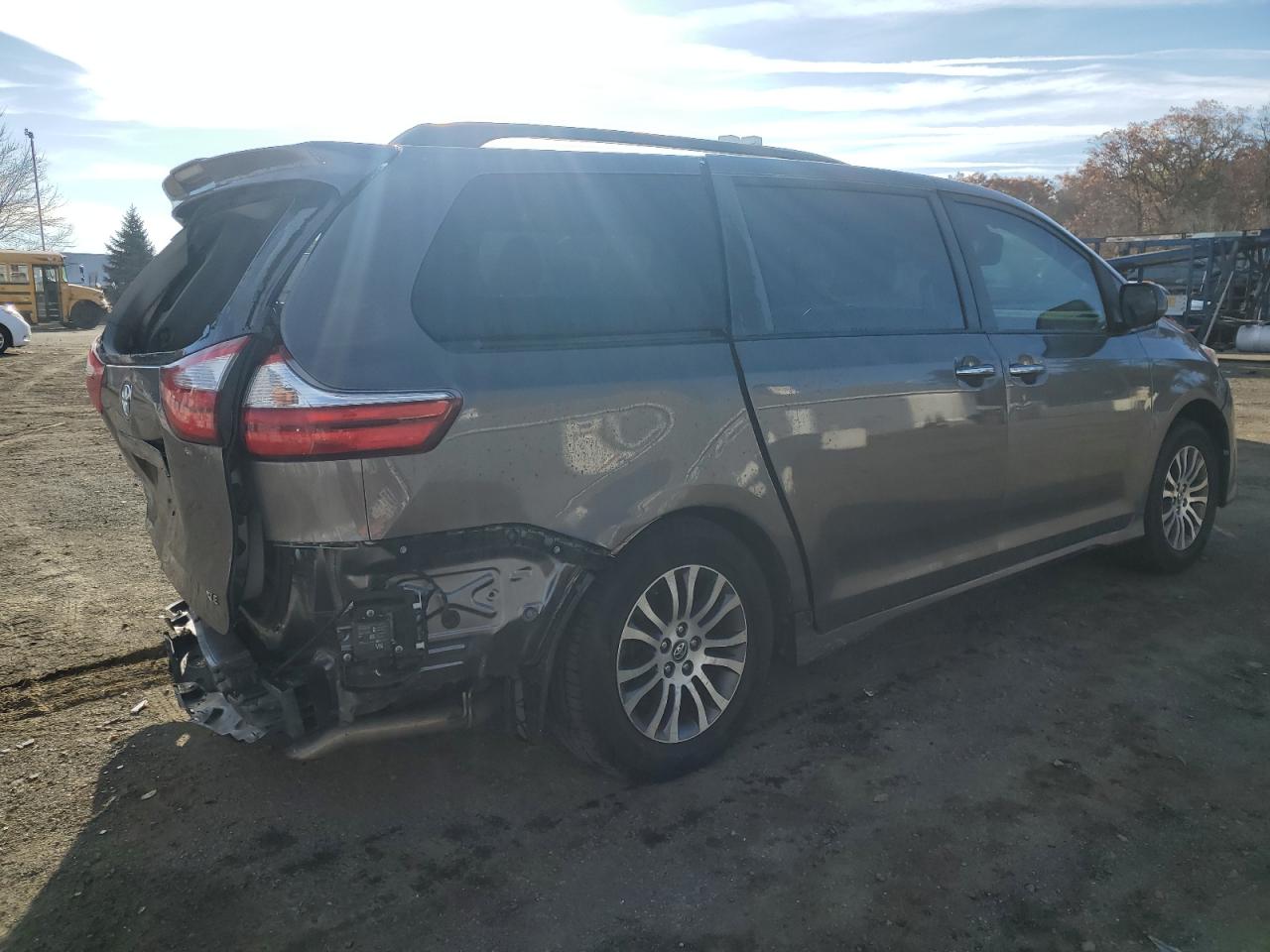 Image 3 of 2019 TOYOTA SIENNA XLE 2019 with VIN 5TDYZ3DC8KS018549