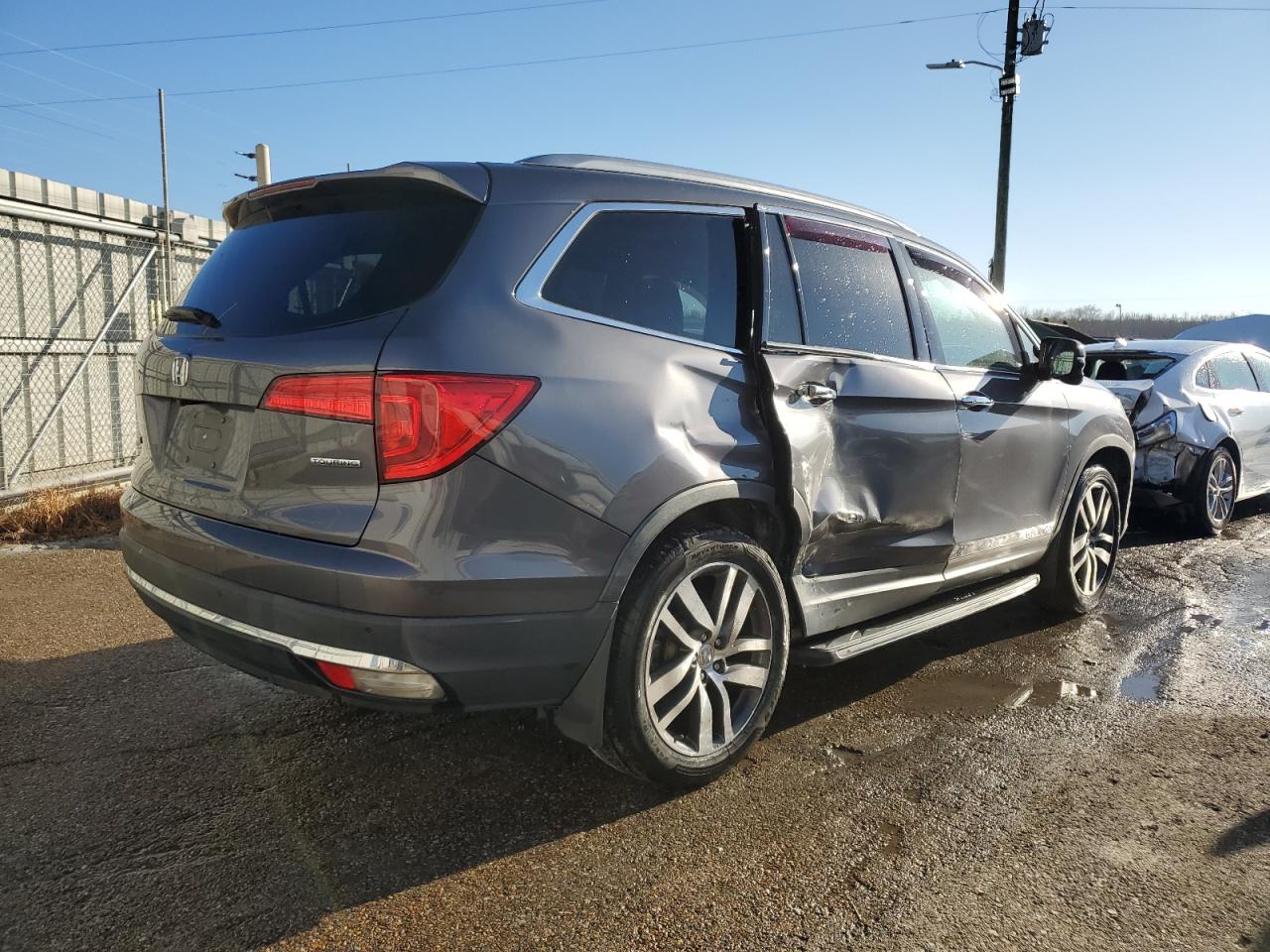 Obraz 3 z 2017 HONDA PILOT TOURING 2017 z VIN 5FNYF5H97HB044799