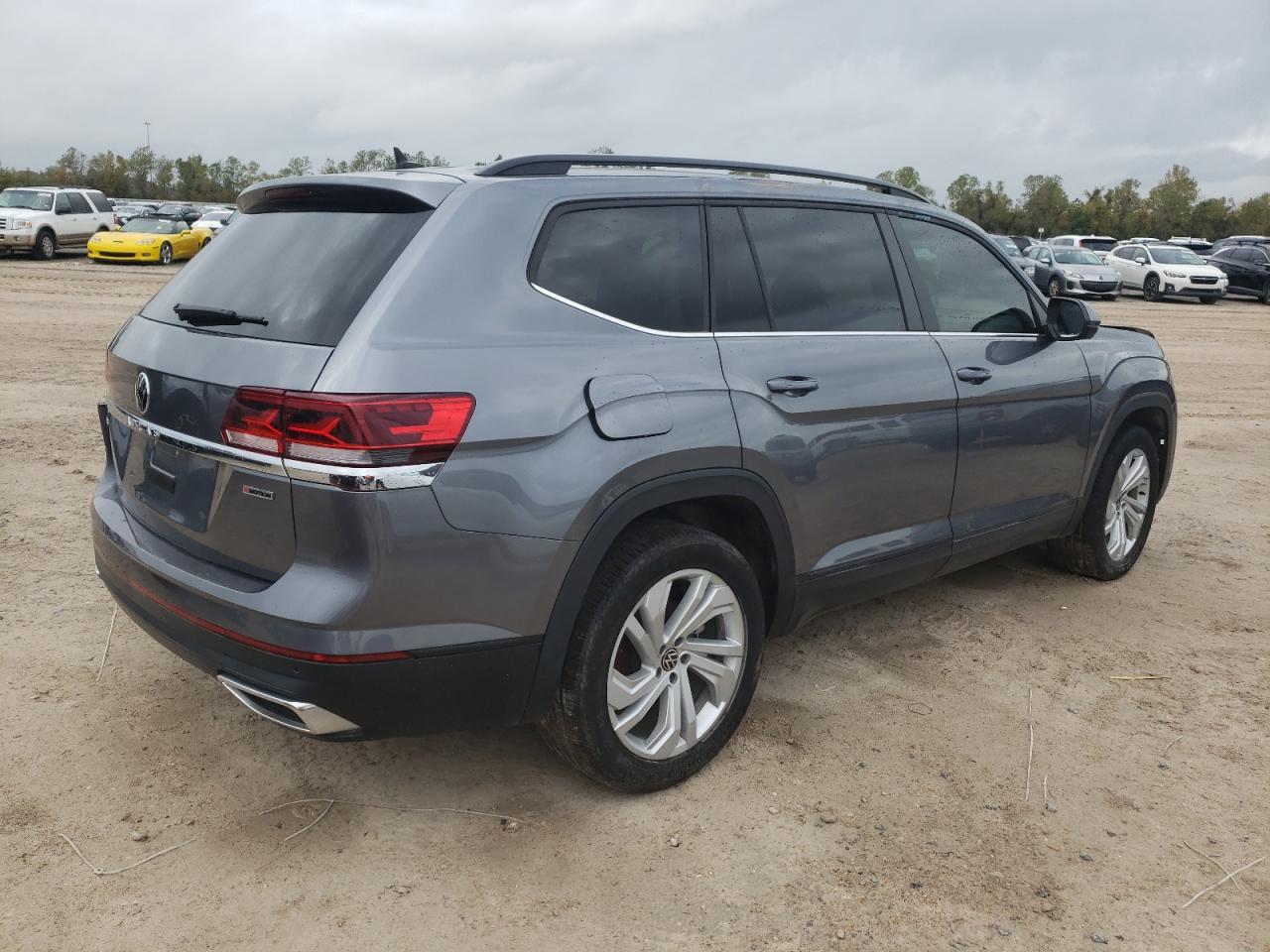 Image 3 of 2021 VOLKSWAGEN ATLAS SE 2021 with VIN 1V2HR2CA9MC593918