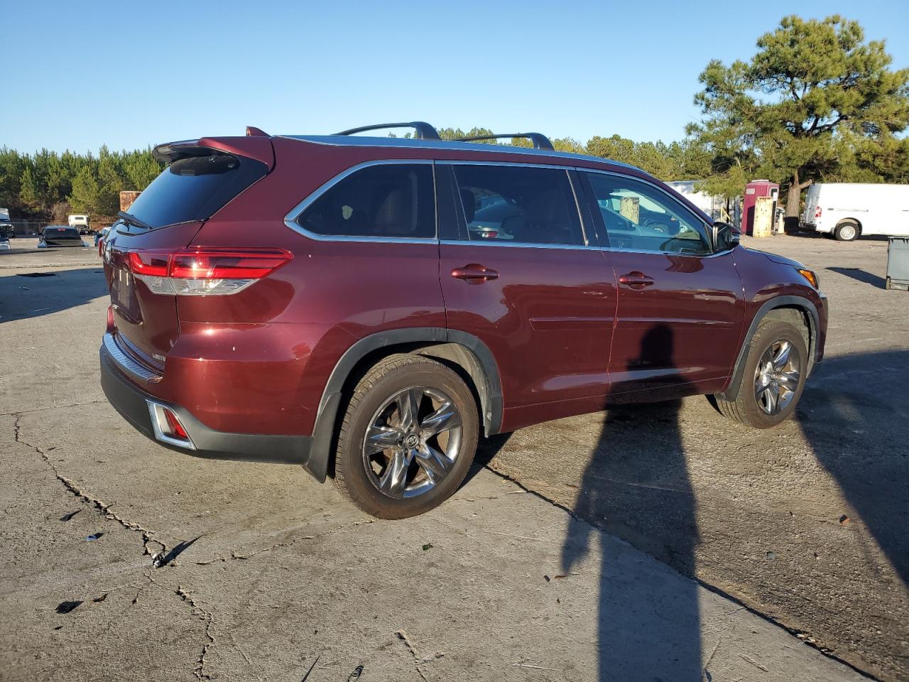 Image 3 of 2019 TOYOTA HIGHLANDER LIMITED 2019 with VIN 5TDYZRFH6KS318635