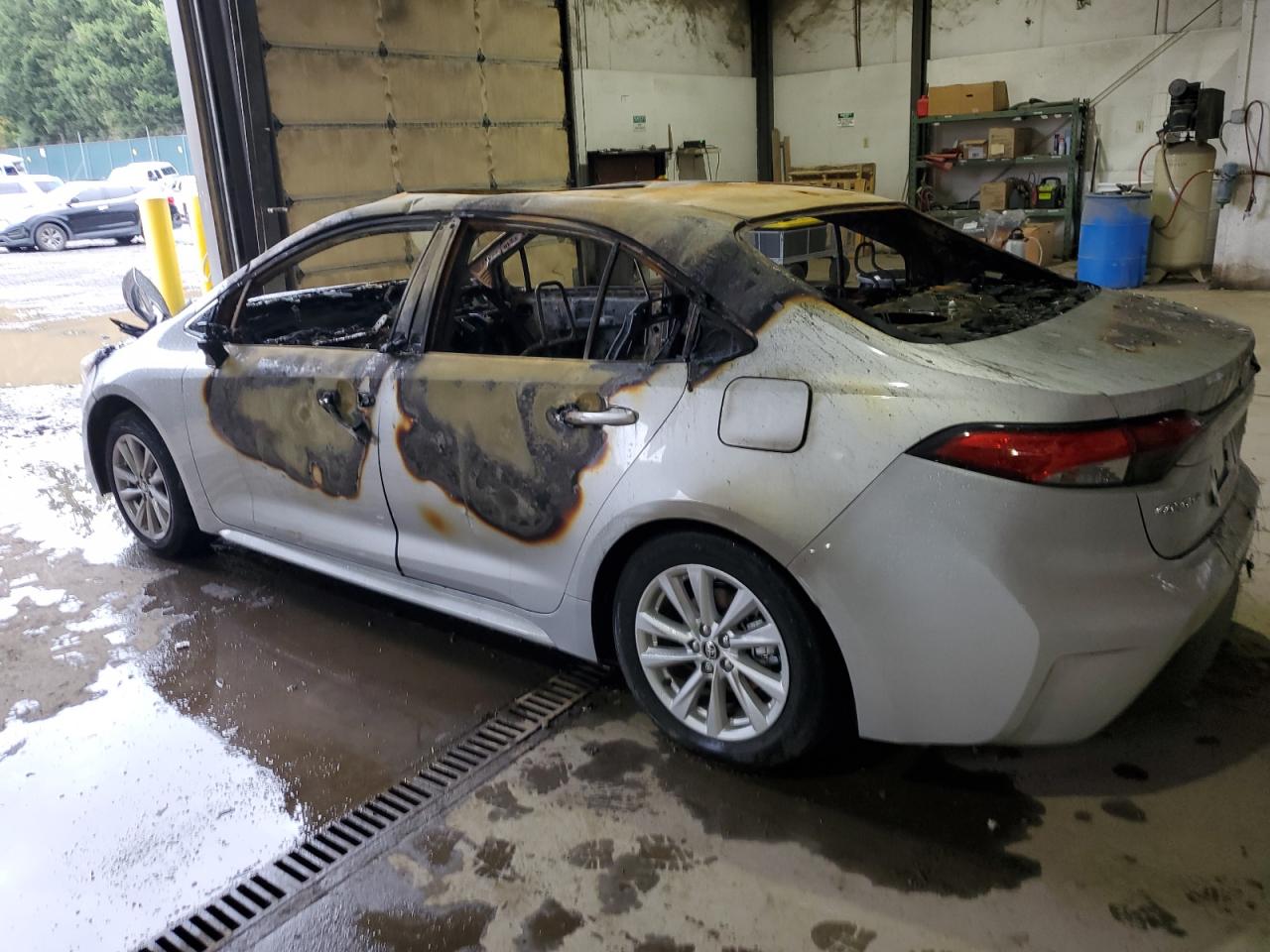 Image 2 of 2023 TOYOTA COROLLA LE 2023 with VIN JTDBCMFE5P3013104