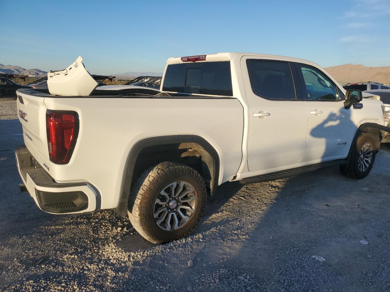 Изображение 3 2022 GMC SIERRA K1500 AT4 2022 с VIN 1GTUUEET4NZ550522