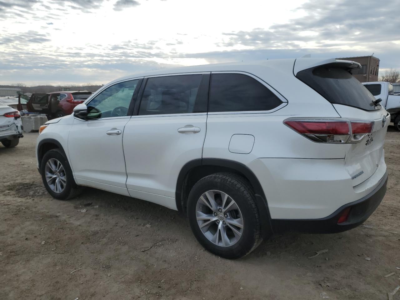Image 2 of 2015 TOYOTA HIGHLANDER LE 2015 with VIN 5TDBKRFH1FS129567
