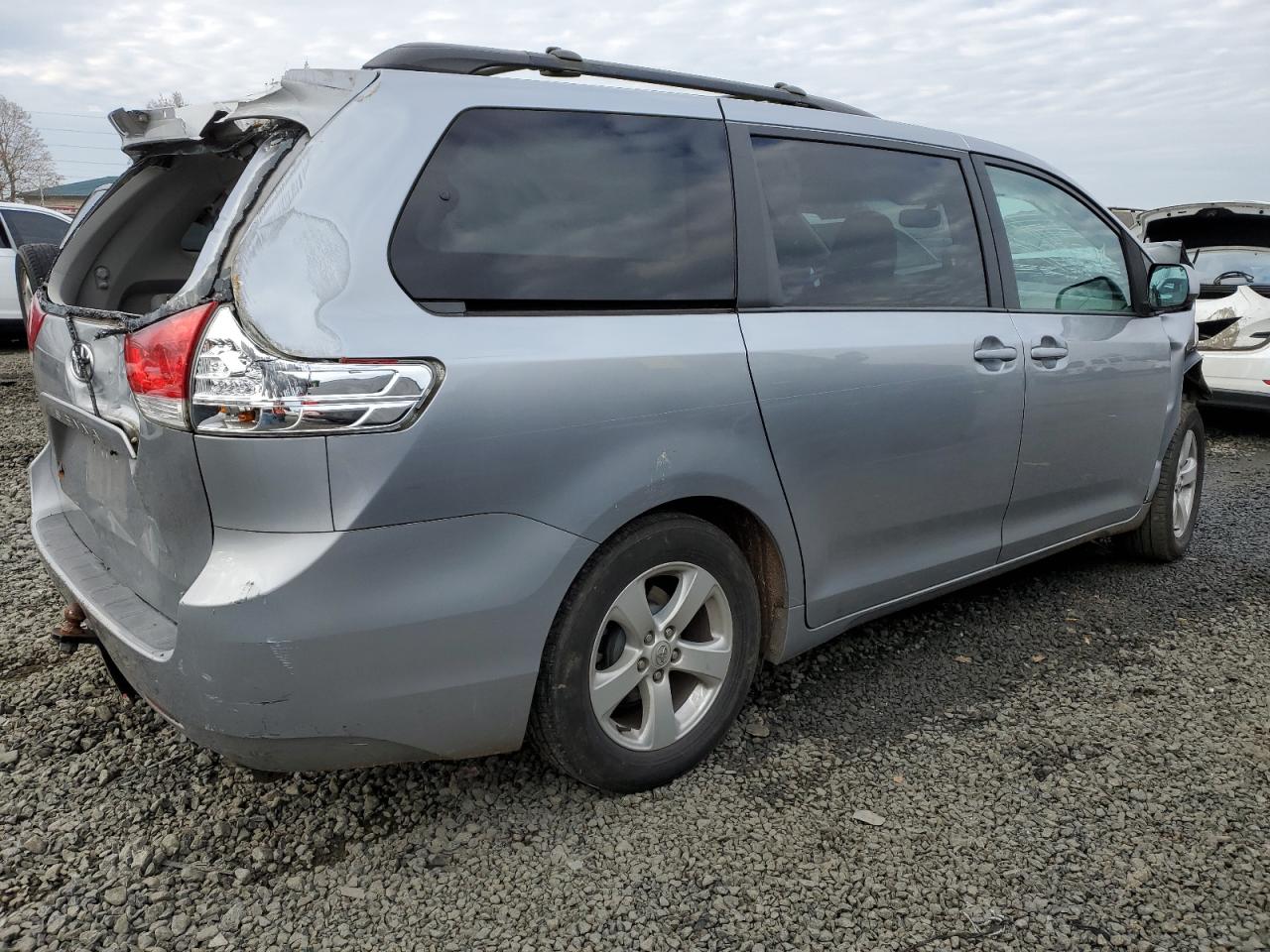 Изображение 3 2013 TOYOTA SIENNA LE 2013 с VIN 5TDKK3DC8DS317648
