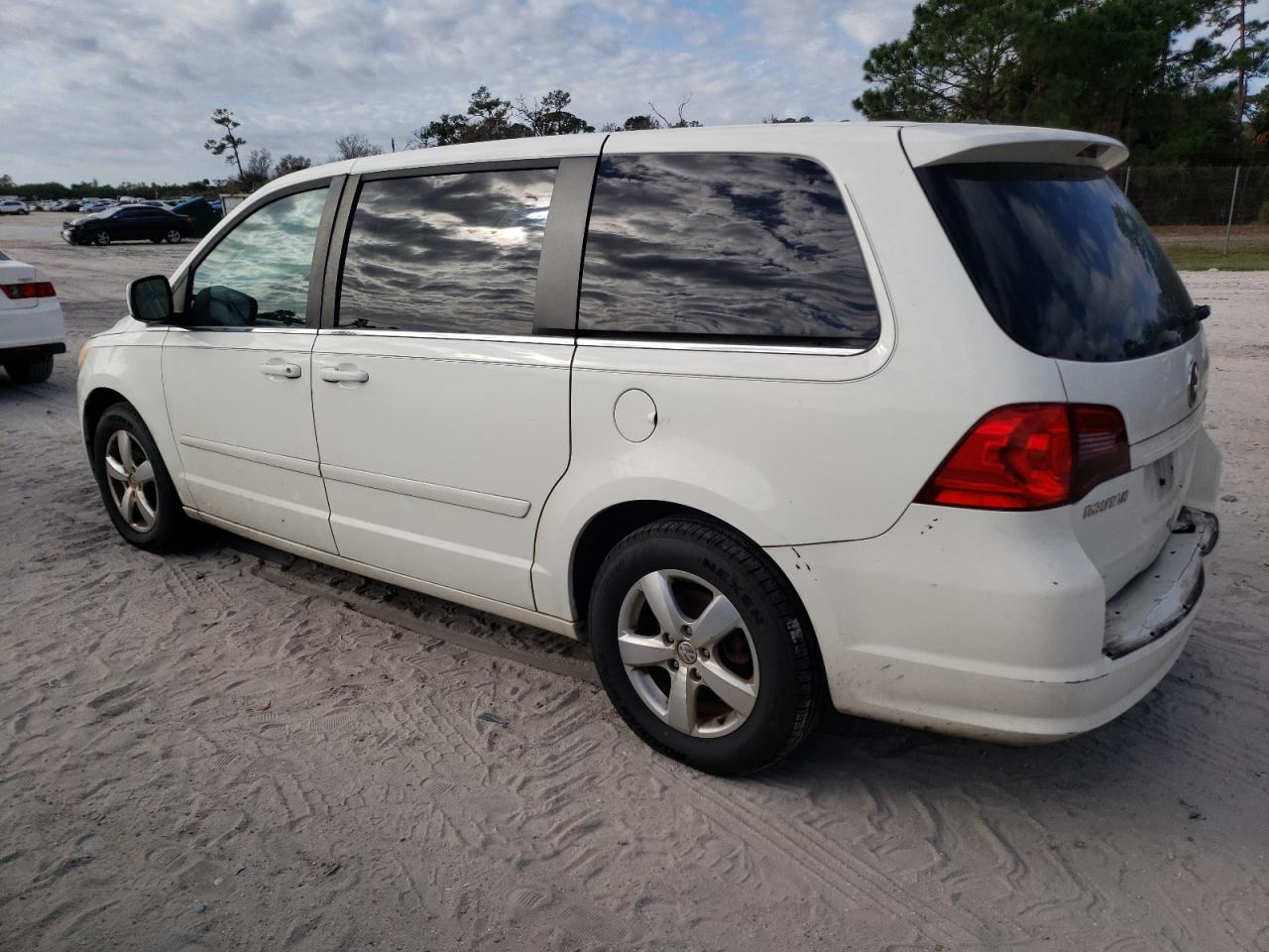 Изображение 2 2010 VOLKSWAGEN ROUTAN SE 2010 с VIN 2V4RW3D19AR268231