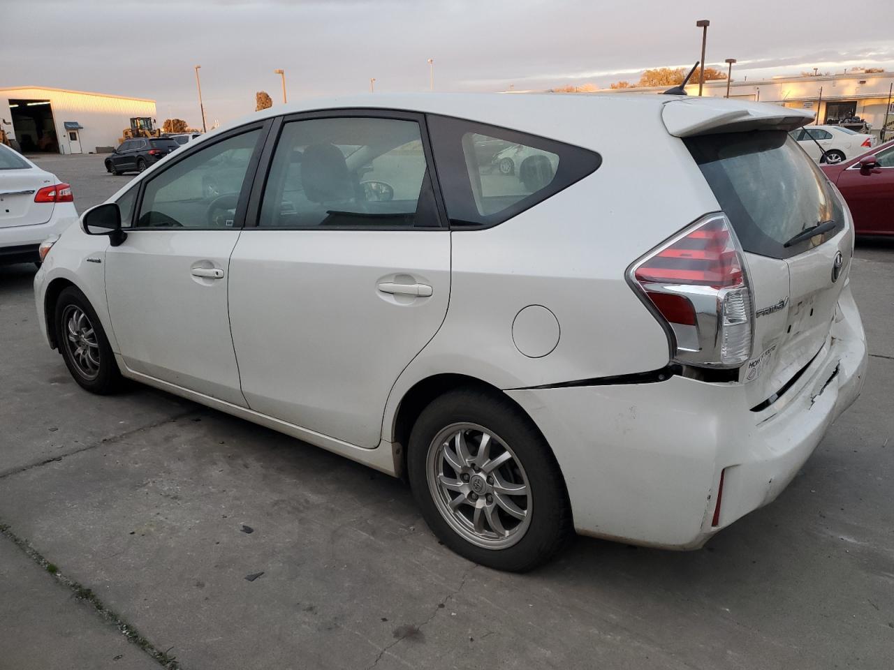 Obraz 2 z 2015 TOYOTA PRIUS V  2015 z VIN JTDZN3EU9FJ032454