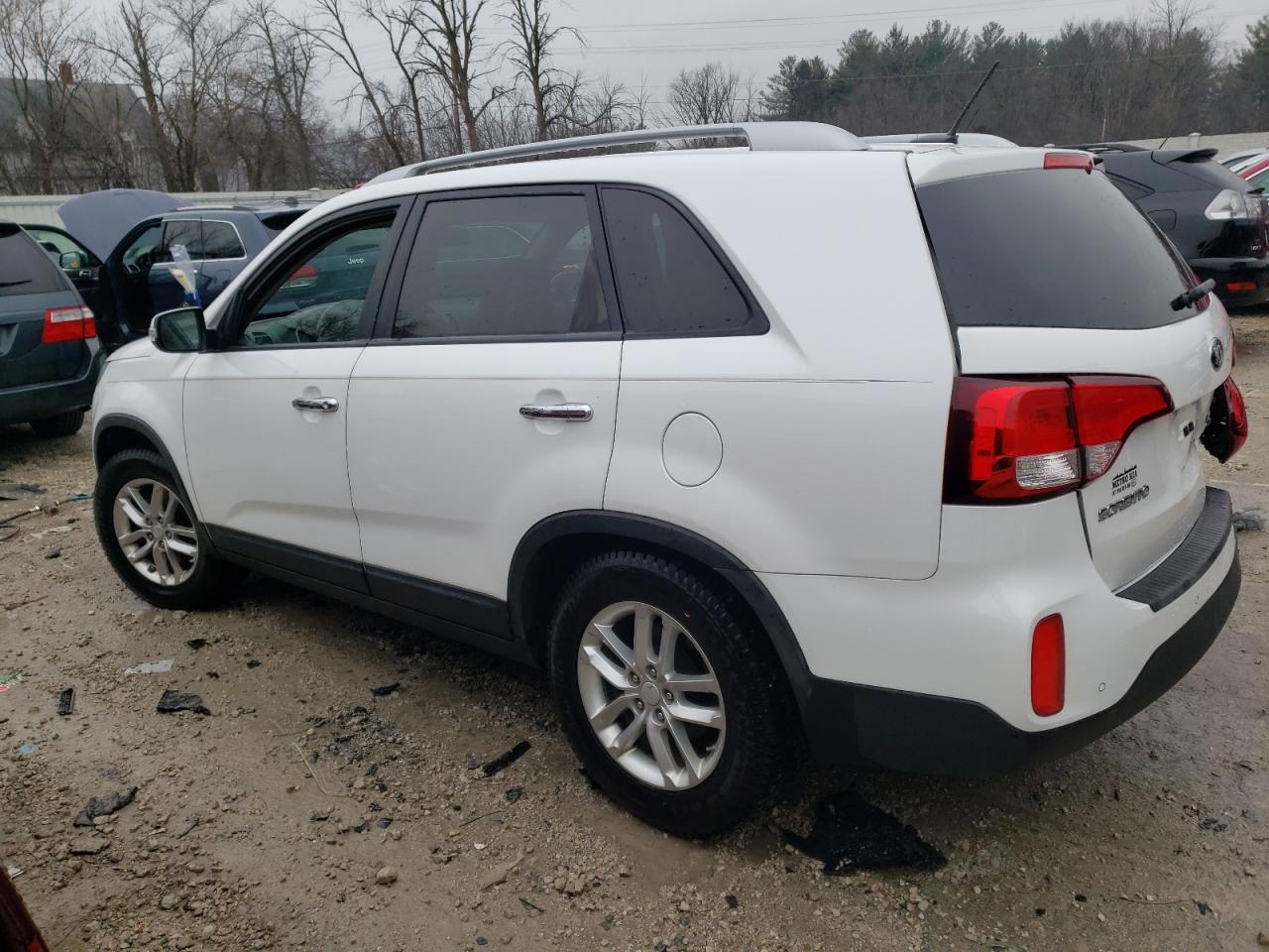 Изображение 2 2015 KIA SORENTO LX 2015 с VIN 5XYKT4A61FG617632