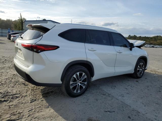Image 3 of 2021 TOYOTA HIGHLANDER XLE 2021 with VIN 5TDGZRAH8MS528482