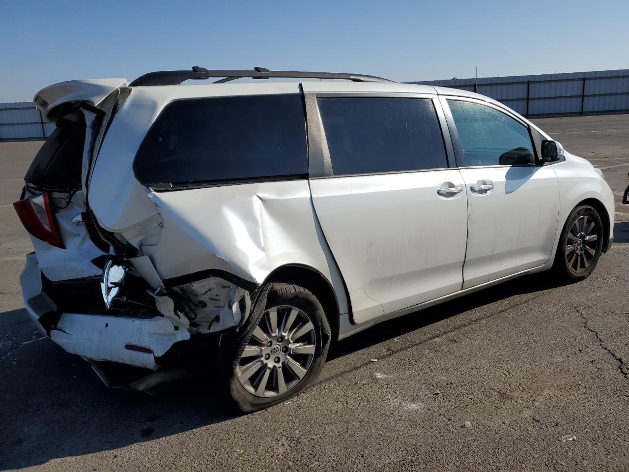 Изображение 3 2015 TOYOTA SIENNA XLE 2015 с VIN 5TDYK3DC5FS647213
