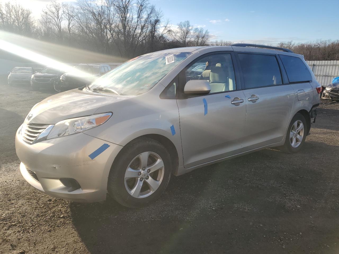 Obraz 1 z 2015 TOYOTA SIENNA LE 2015 z VIN 5TDKK3DC4FS612474