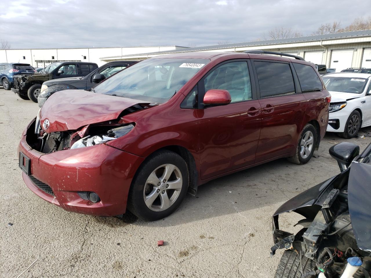 2017 TOYOTA SIENNA LE 2017 image