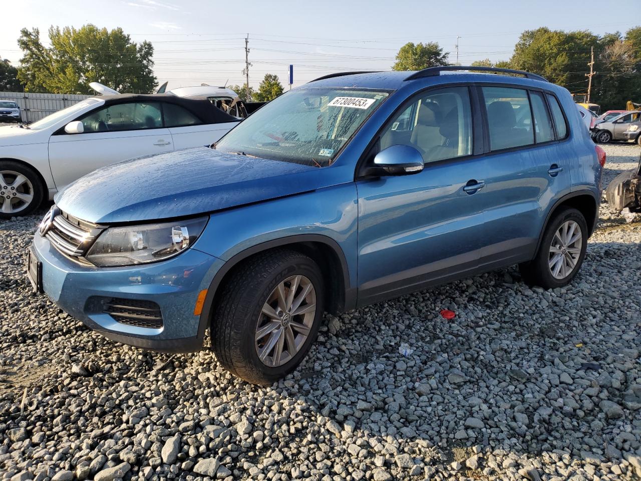 Изображение 1 Volkswagen Tiguan S 2017 с VIN WVGAV7AX1HK045924