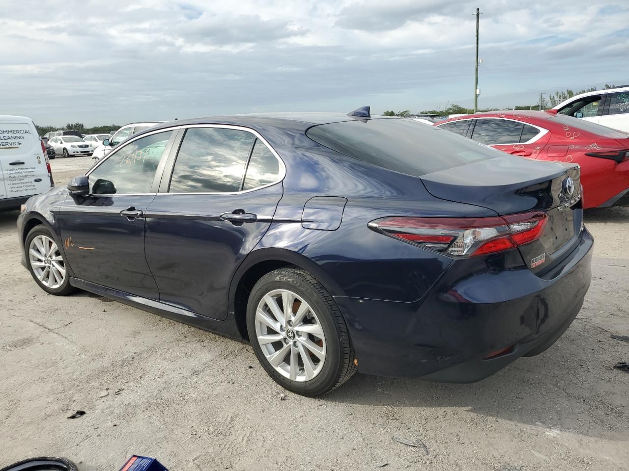 Obraz 2 z 2021 TOYOTA CAMRY LE 2021 z VIN 4T1C11AK3MU523295
