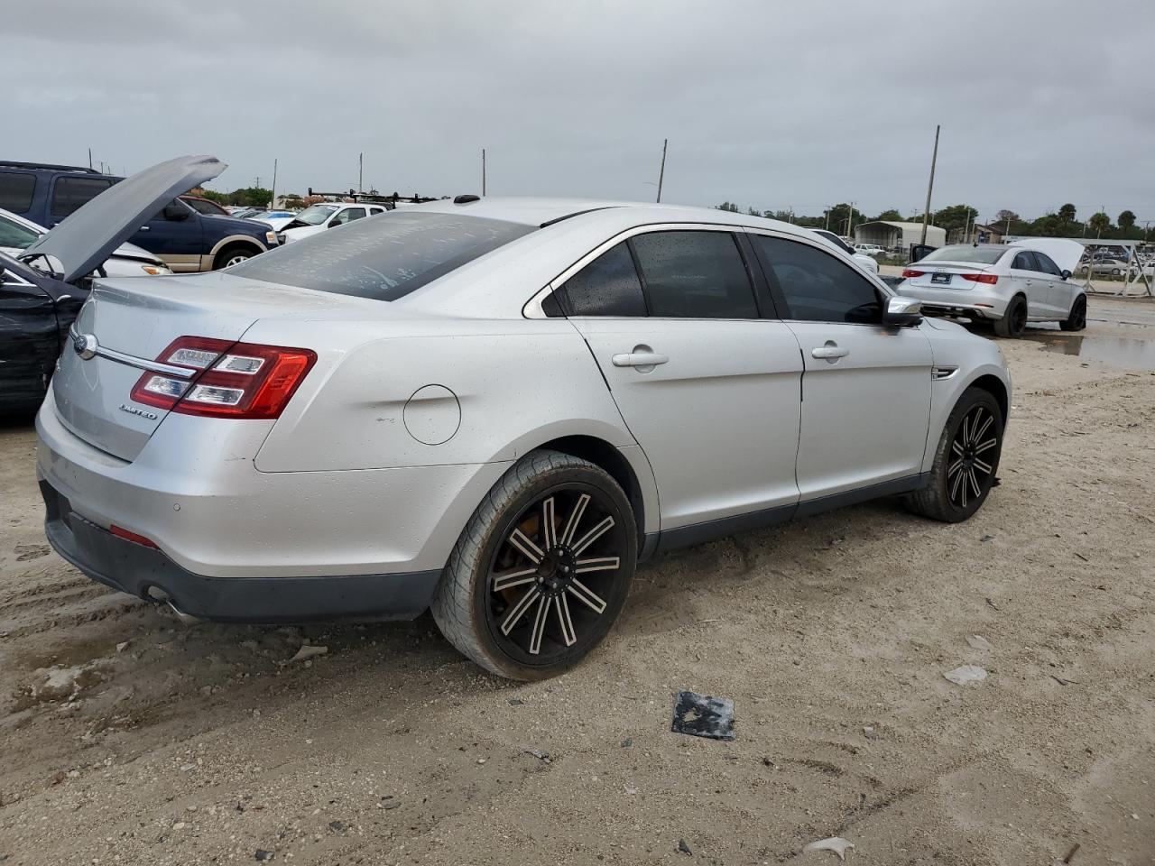 Image 3 of 2013 FORD TAURUS LIMITED 2013 with VIN 1FAHP2F86DG131640