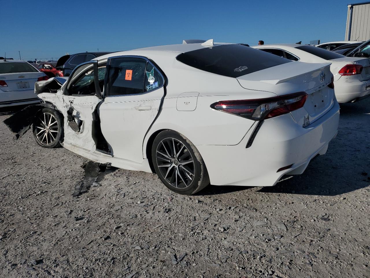Obraz 2 z 2022 TOYOTA CAMRY SE 2022 z VIN 4T1G11AK4NU669188