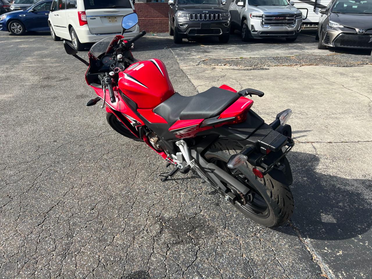 Obraz 3 z 2021 HONDA CBR300 R 2021 z VIN MLHNC5101M5700737