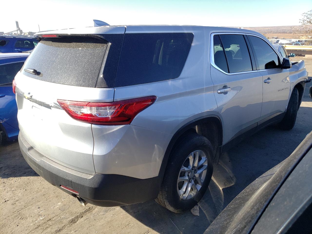 Obraz 3 z 2021 CHEVROLET TRAVERSE LS 2021 z VIN 1GNERFKW4MJ210379