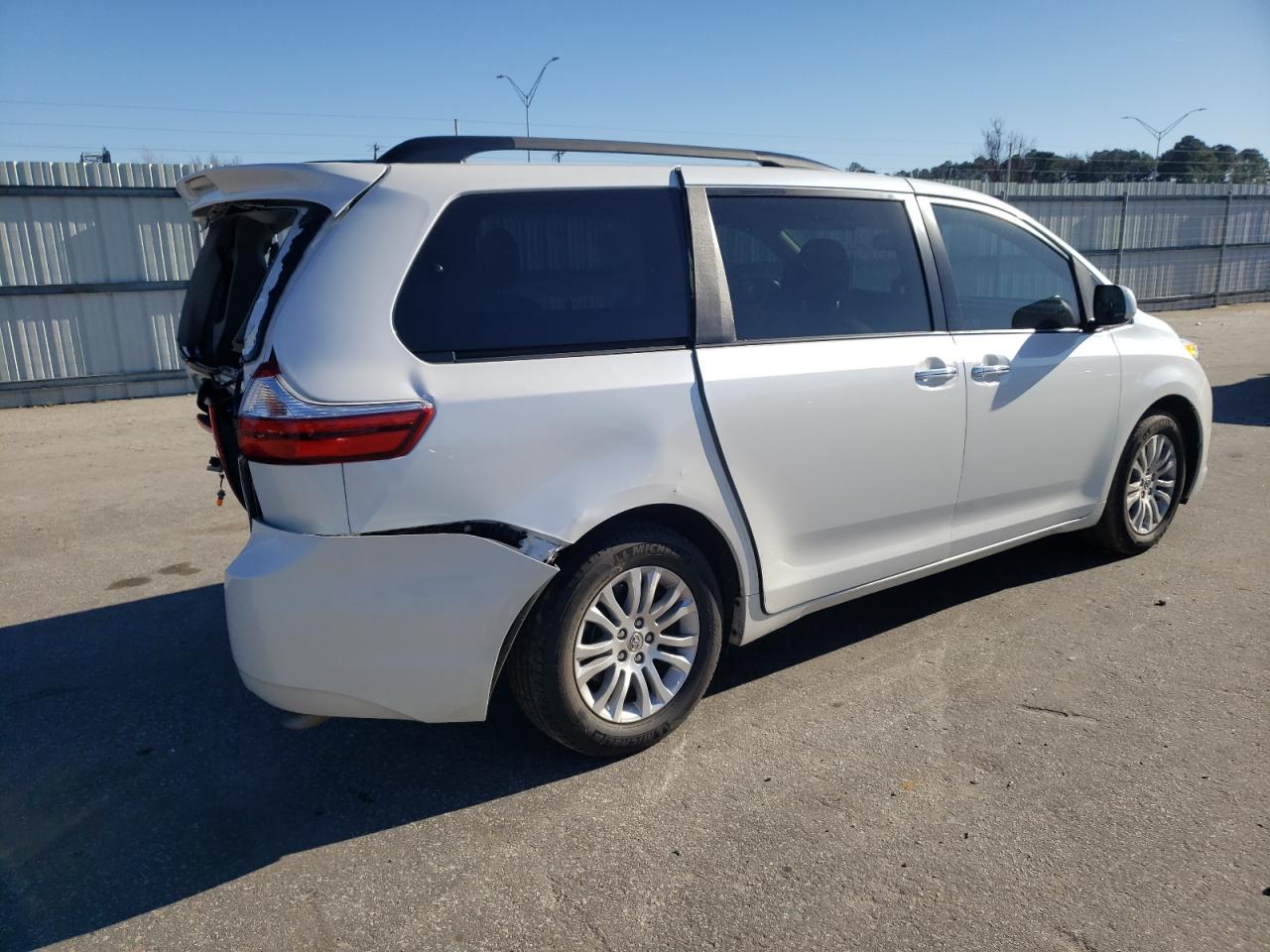 Изображение 3 2016 TOYOTA SIENNA XLE 2016 с VIN 5TDYK3DCXGS695646