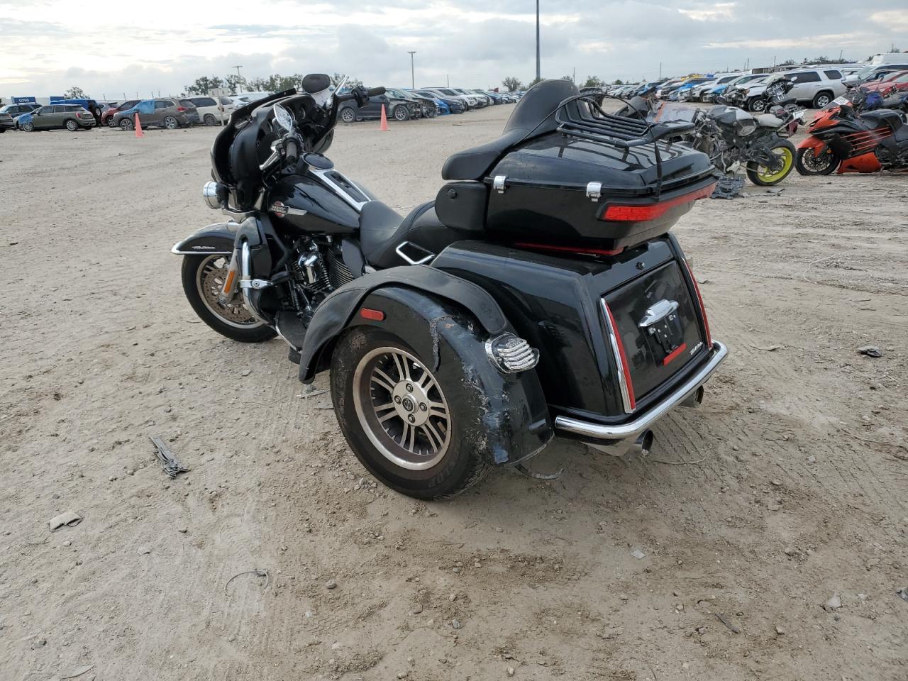 Изображение 3 2022 HARLEY-DAVIDSON FLHTCUTG  2022 с VIN 1HD1MAF25NB857805