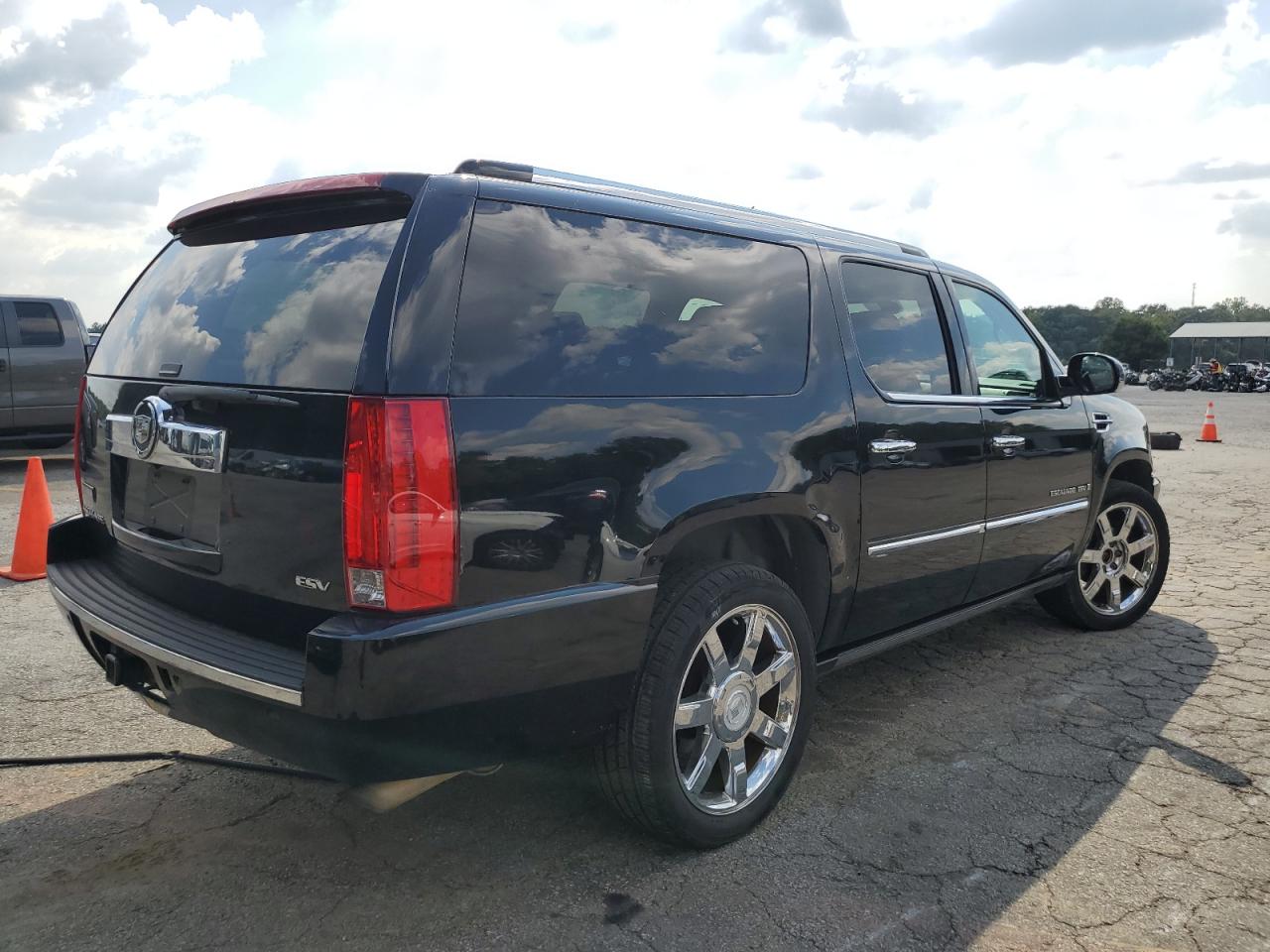 Image 3 of 2007 CADILLAC ESCALADE ESV 2007 with VIN 1GYFK66827R307836