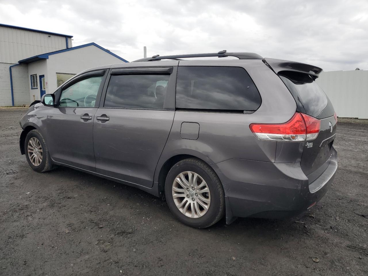 Obraz 2 z 2013 TOYOTA SIENNA XLE 2013 z VIN 5TDYK3DC5DS324017