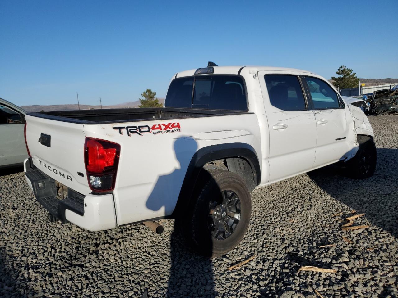 Obraz 3 z 2019 TOYOTA TACOMA DOUBLE CAB 2019 z VIN 3TMCZ5AN8KM277103