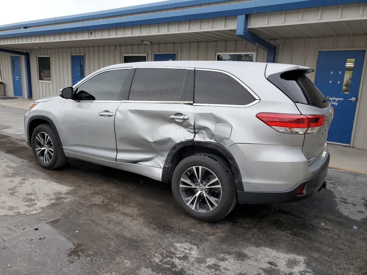 Изображение 2 2018 TOYOTA HIGHLANDER LE 2018 с VIN 5TDZARFH9JS041831