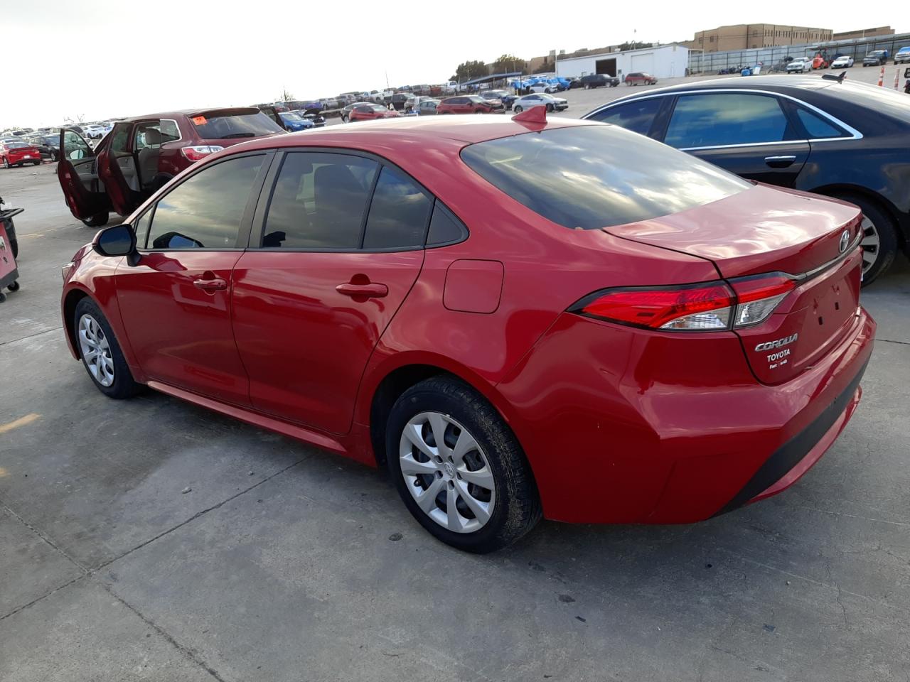 Obraz 2 z 2021 TOYOTA COROLLA LE 2021 z VIN JTDEPMAEXMJ148434