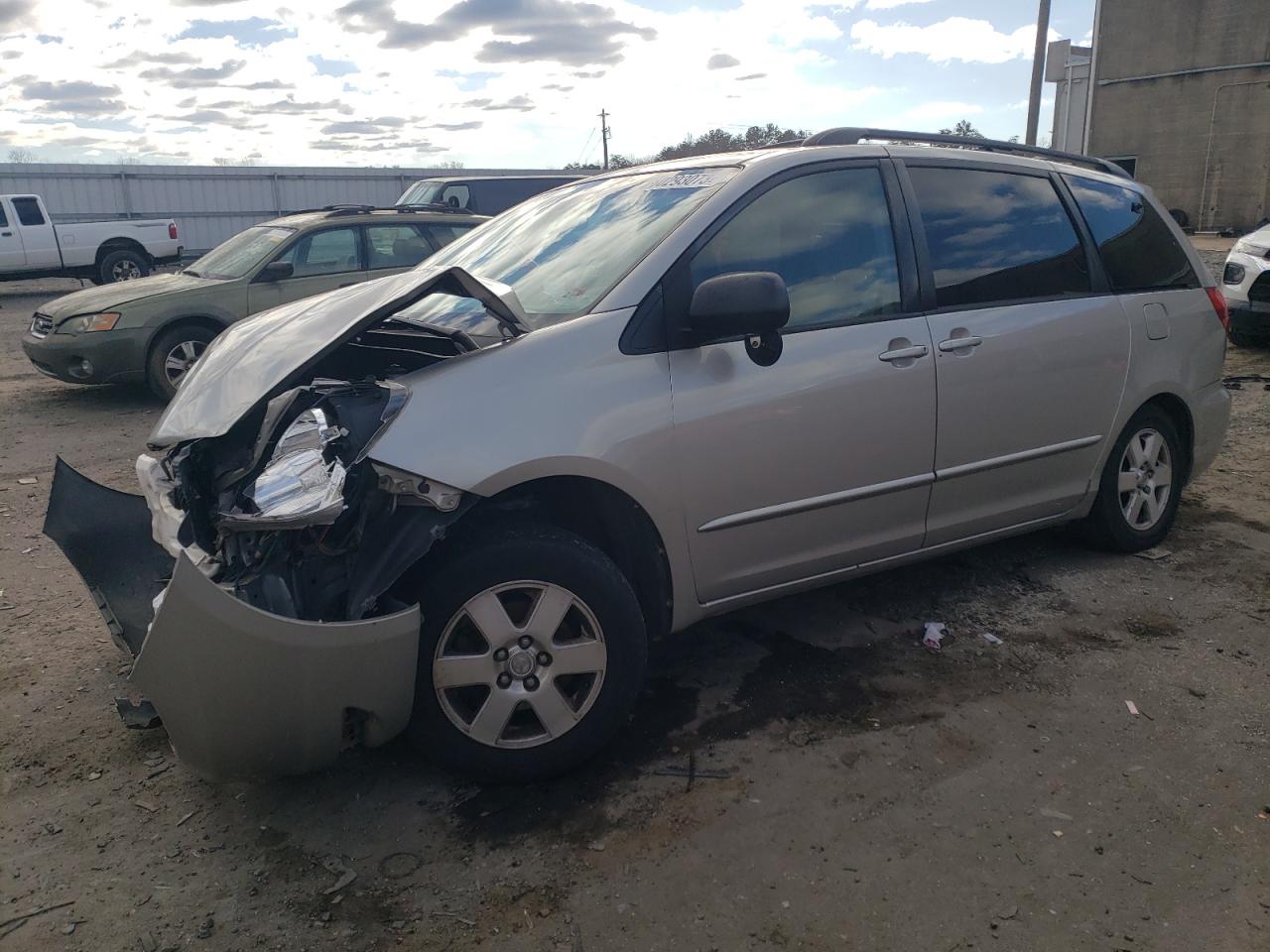 2004 TOYOTA SIENNA XLE 2004 image