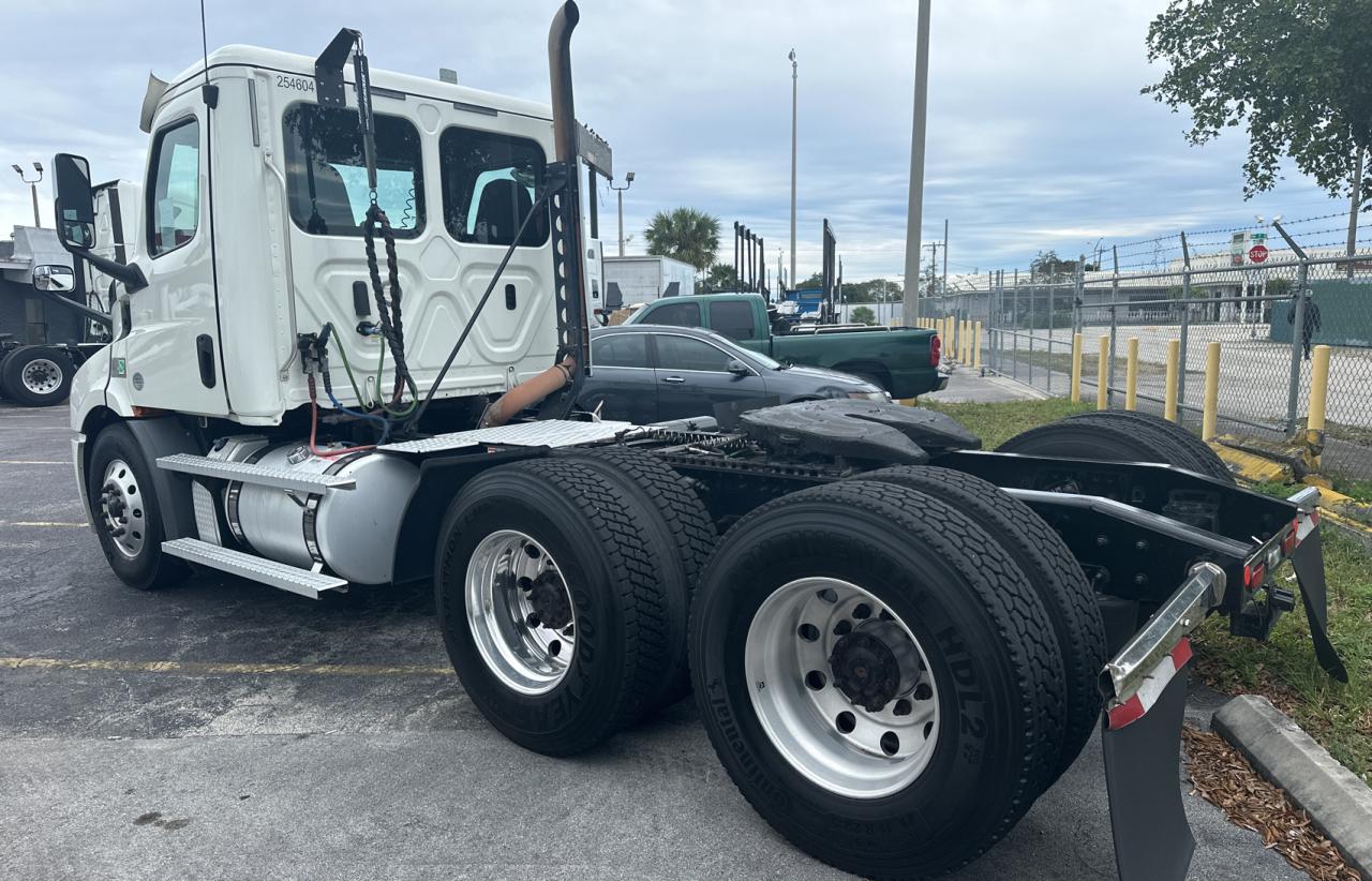 Image 3 of 2019 FREIGHTLINER CASCADIA 116  2019 with VIN 3AKJHTDV6KSLG7208