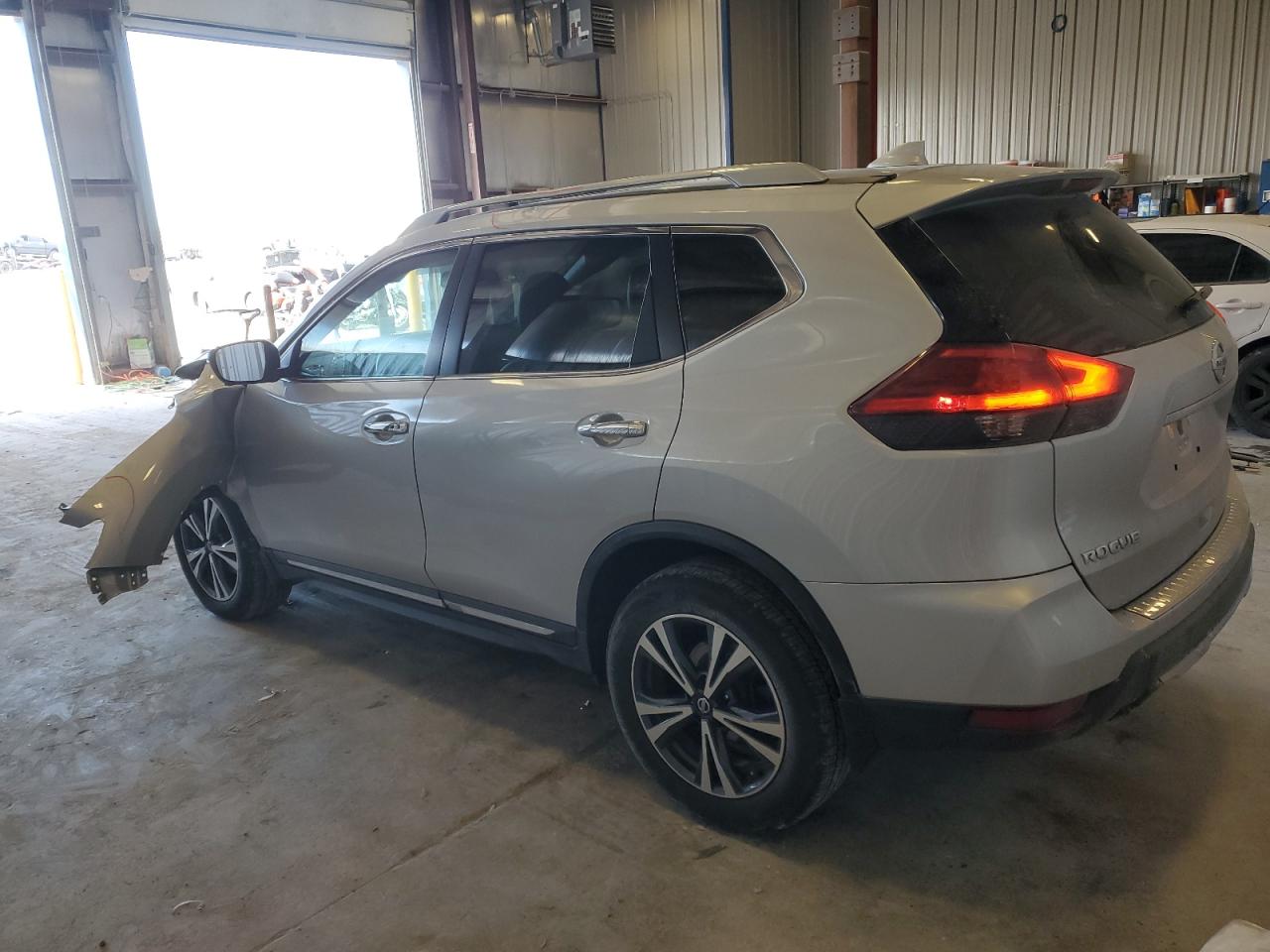 Obraz 2 z 2017 NISSAN ROGUE SV 2017 z VIN 5N1AT2MV2HC868035