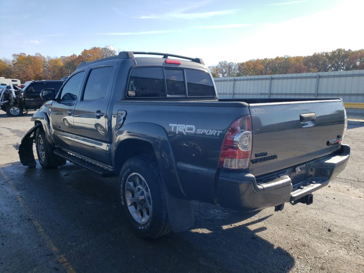 Image 2 of 2015 TOYOTA TACOMA DOUBLE CAB 2015 with VIN 3TMLU4EN8FM194599