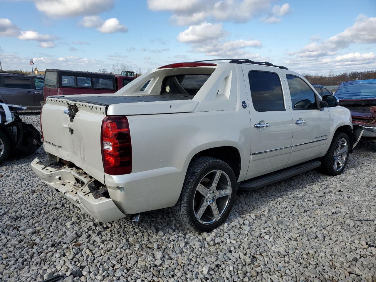 Image 3 of 2013 CHEVROLET AVALANCHE LTZ 2013 with VIN 3GNTKGE70DG106799