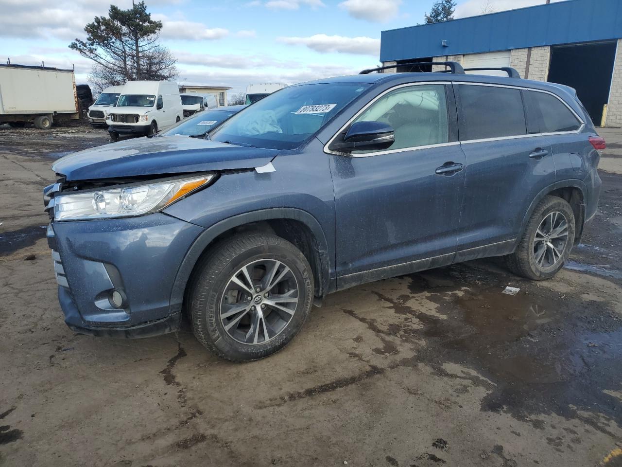 Image 1 of 2019 TOYOTA HIGHLANDER LE 2019 with VIN 5TDBZRFH3KS735569