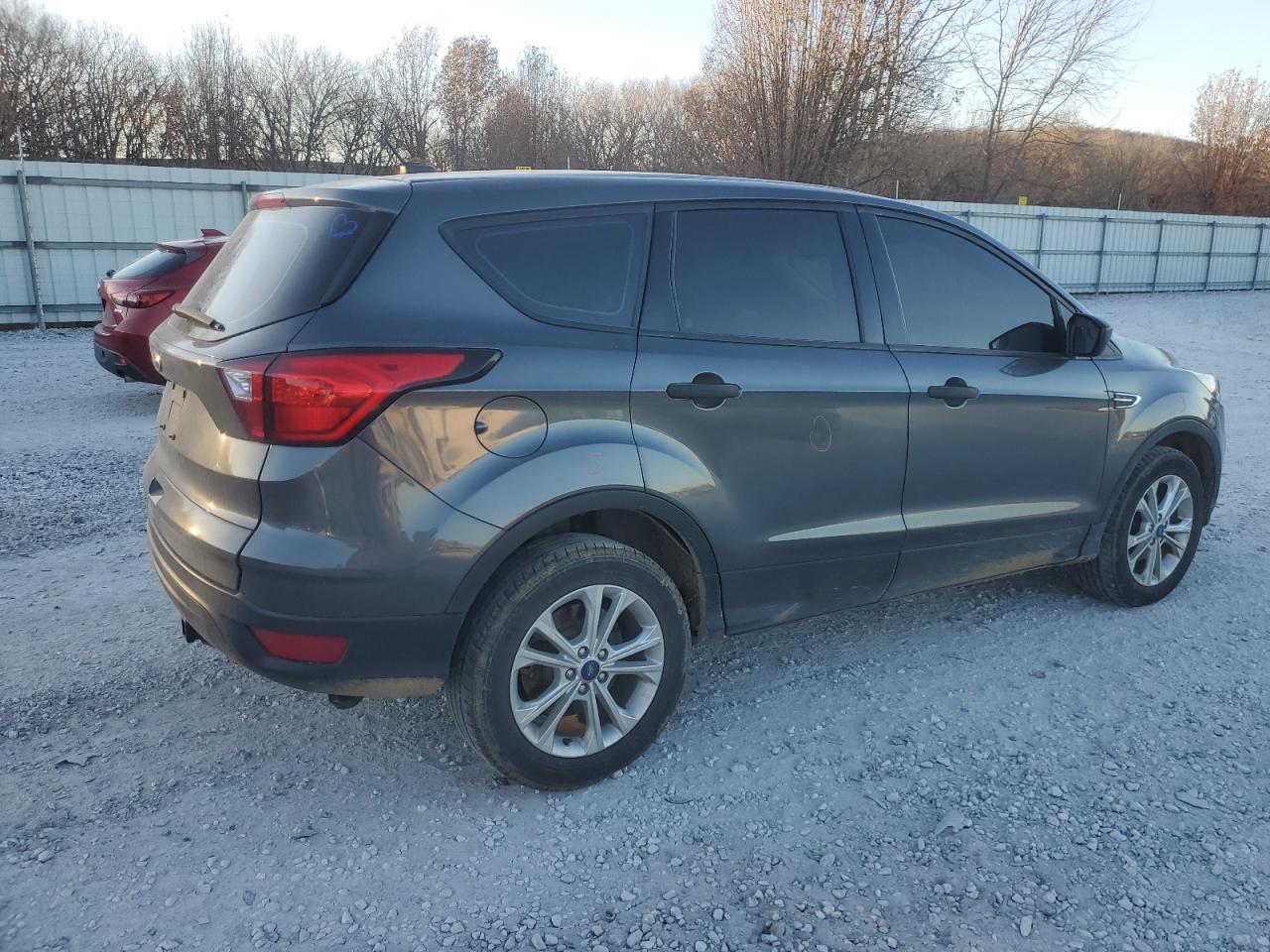 Изображение 3 2019 FORD ESCAPE S 2019 с VIN 1FMCU0F71KUB01223