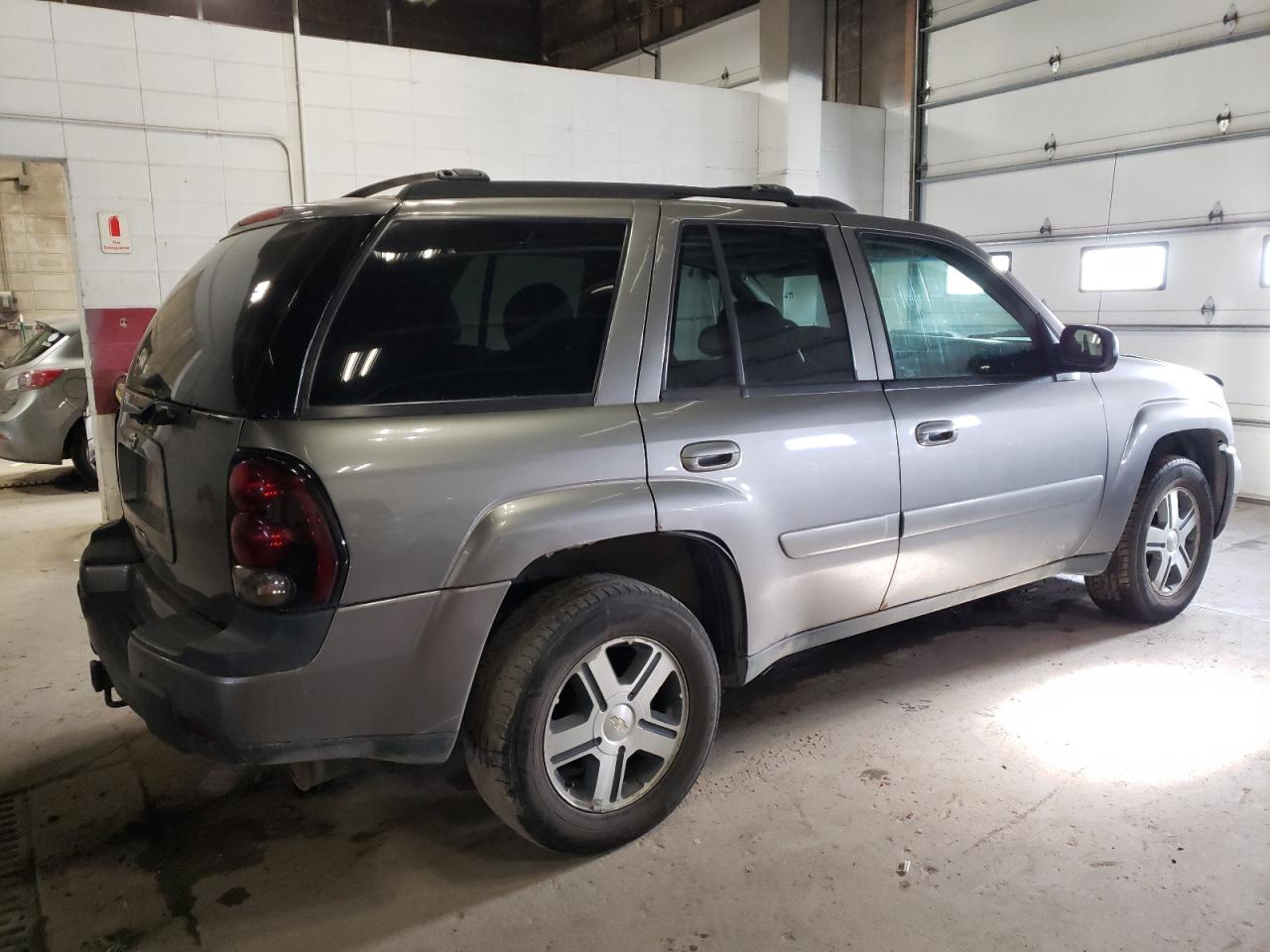 Изображение 3 2005 CHEVROLET TRAILBLAZER LS 2005 с VIN 1GNDT13S852291846
