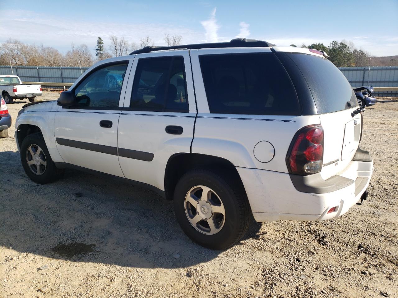 Image 2 of 2005 CHEVROLET TRAILBLAZER LS 2005 with VIN 1GNDT13S952111466