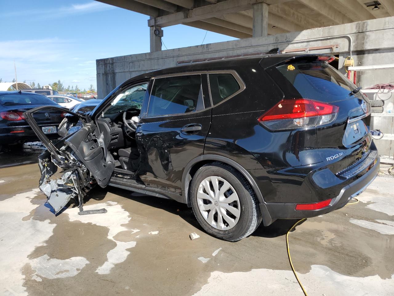 Obraz 2 z 2020 NISSAN ROGUE S 2020 z VIN JN8AT2MT4LW003064