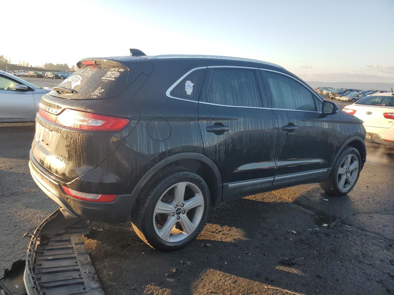 Image 3 of 2018 LINCOLN MKC PREMIERE 2018 with VIN 5LMCJ1D9XJUL30174