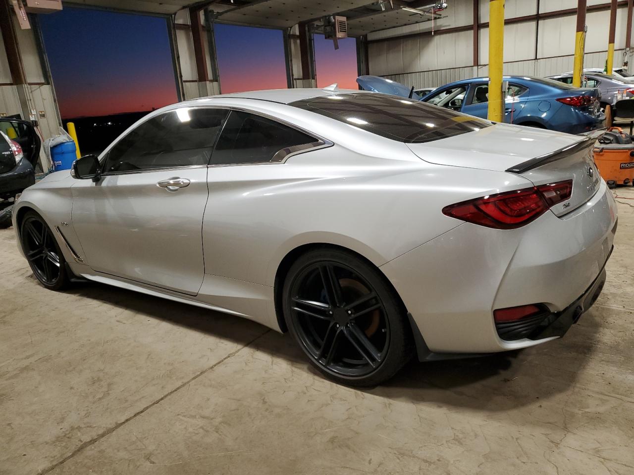 Изображение 2 2018 INFINITI Q60 LUXE 300 2018 с VIN JN1EV7EL2JM390695