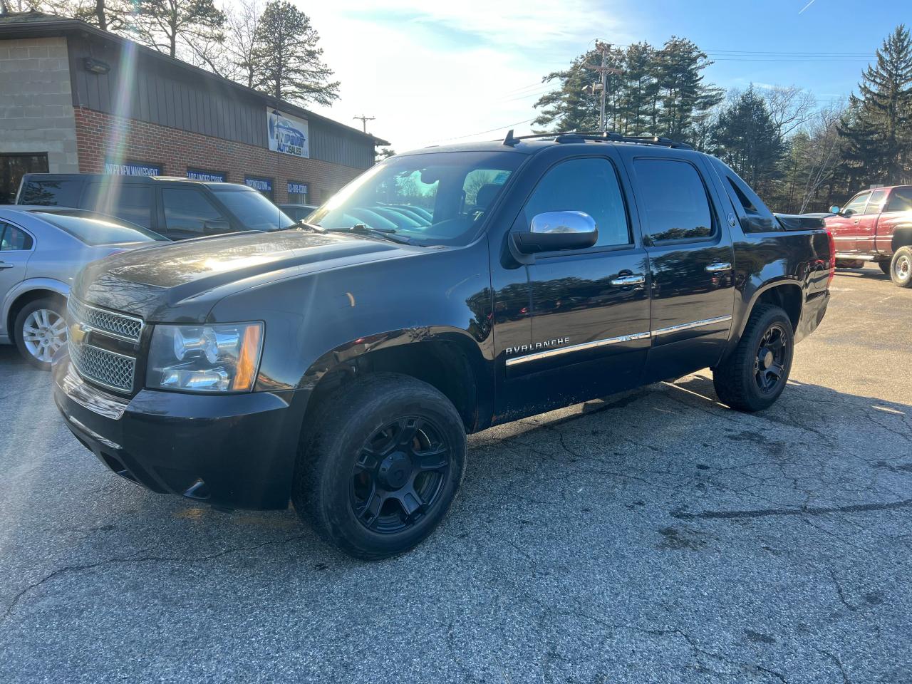 Image 2 of 2013 CHEVROLET AVALANCHE LTZ 2013 with VIN 3GNTKGE71DG283748