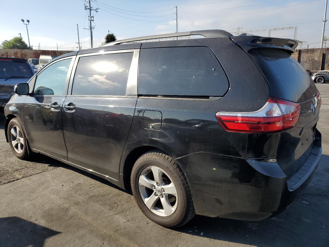 Изображение 2 2018 TOYOTA SIENNA LE 2018 с VIN 5TDKZ3DC8JS964994